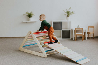 Kletterdreieck verstellbar für Kinder, versch. Farben mit einem Kind, das klettert und Spaß hat.