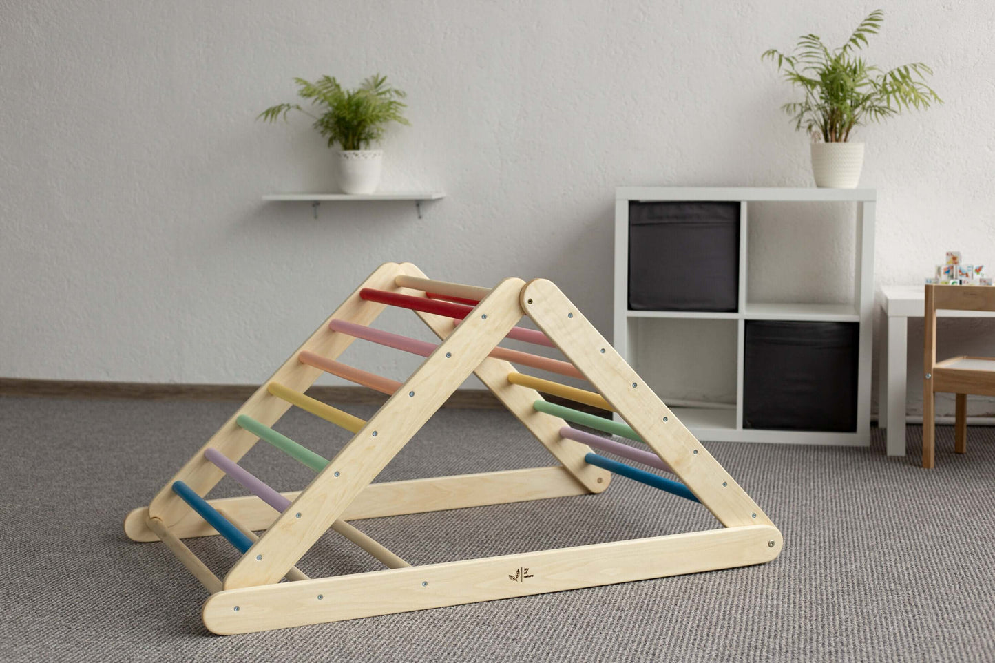 Kletterdreieck verstellbar für Kinder, versch. Farben in einem modernen Spielzimmer.