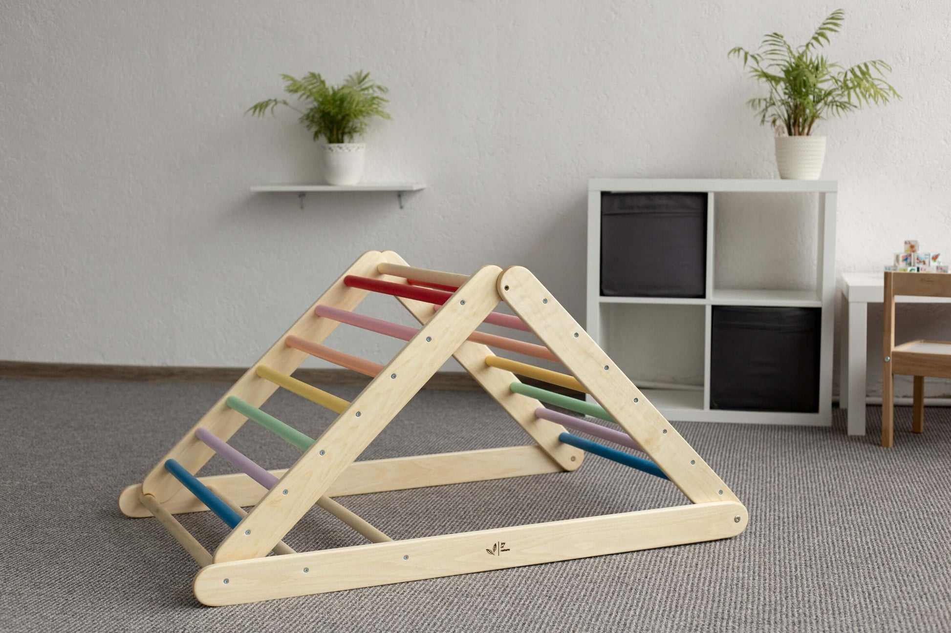 Kletterdreieck verstellbar für Kinder, versch. Farben in einem modernen Spielzimmer.