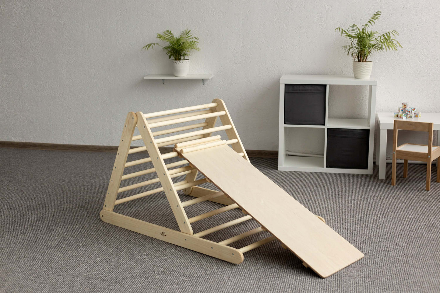 Kletterdreieck verstellbar für Kinder, versch. Farben - Holzspielzeug mit Rutsche im Innenraum.