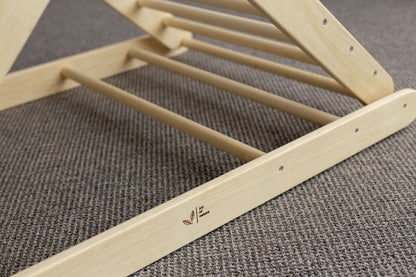 Kletterdreieck verstellbar für Kinder, versch. Farben - detail of wooden structure and sturdy design.