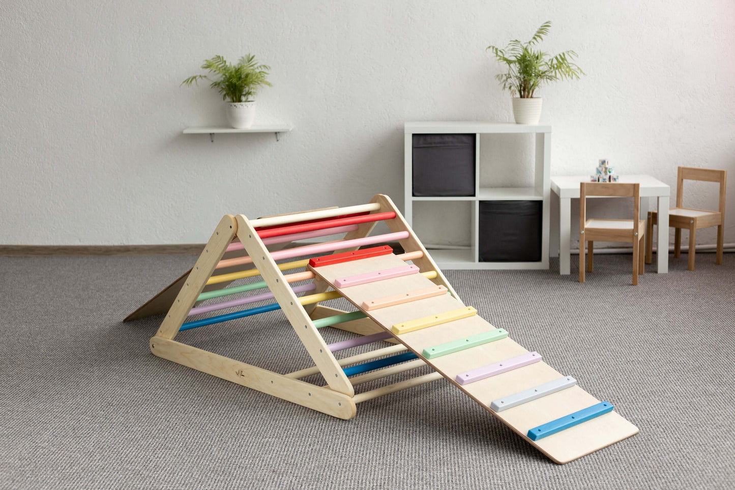 Kletterdreieck verstellbar für Kinder, versch. Farben in einem hellen Spielzimmer.