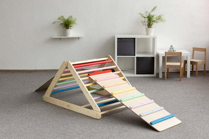 Kletterdreieck verstellbar für Kinder, versch. Farben in einem hellen Spielzimmer.