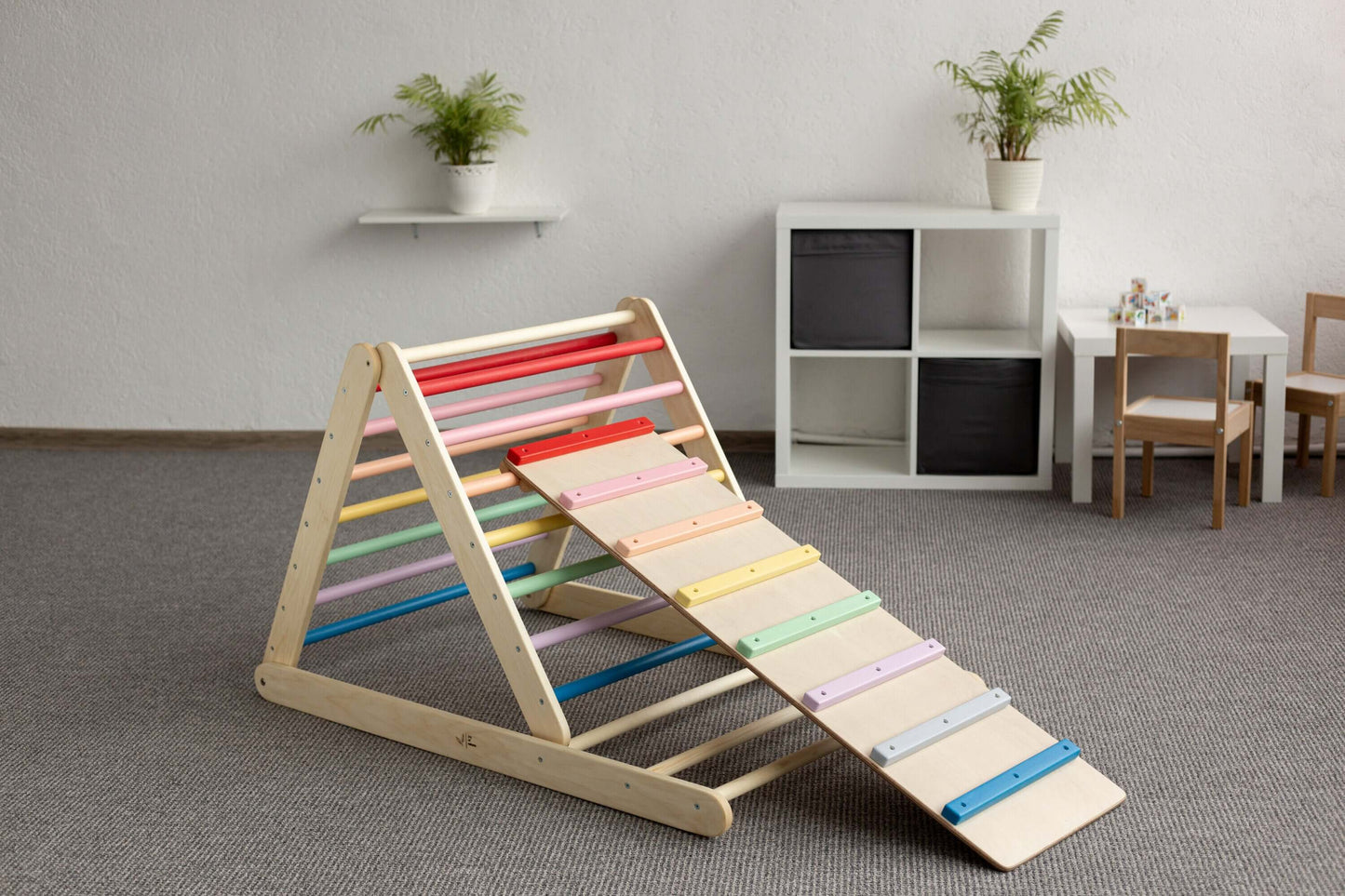 Kletterdreieck verstellbar für Kinder, versch. Farben – fördert Gleichgewicht und Kletterfähigkeiten.
