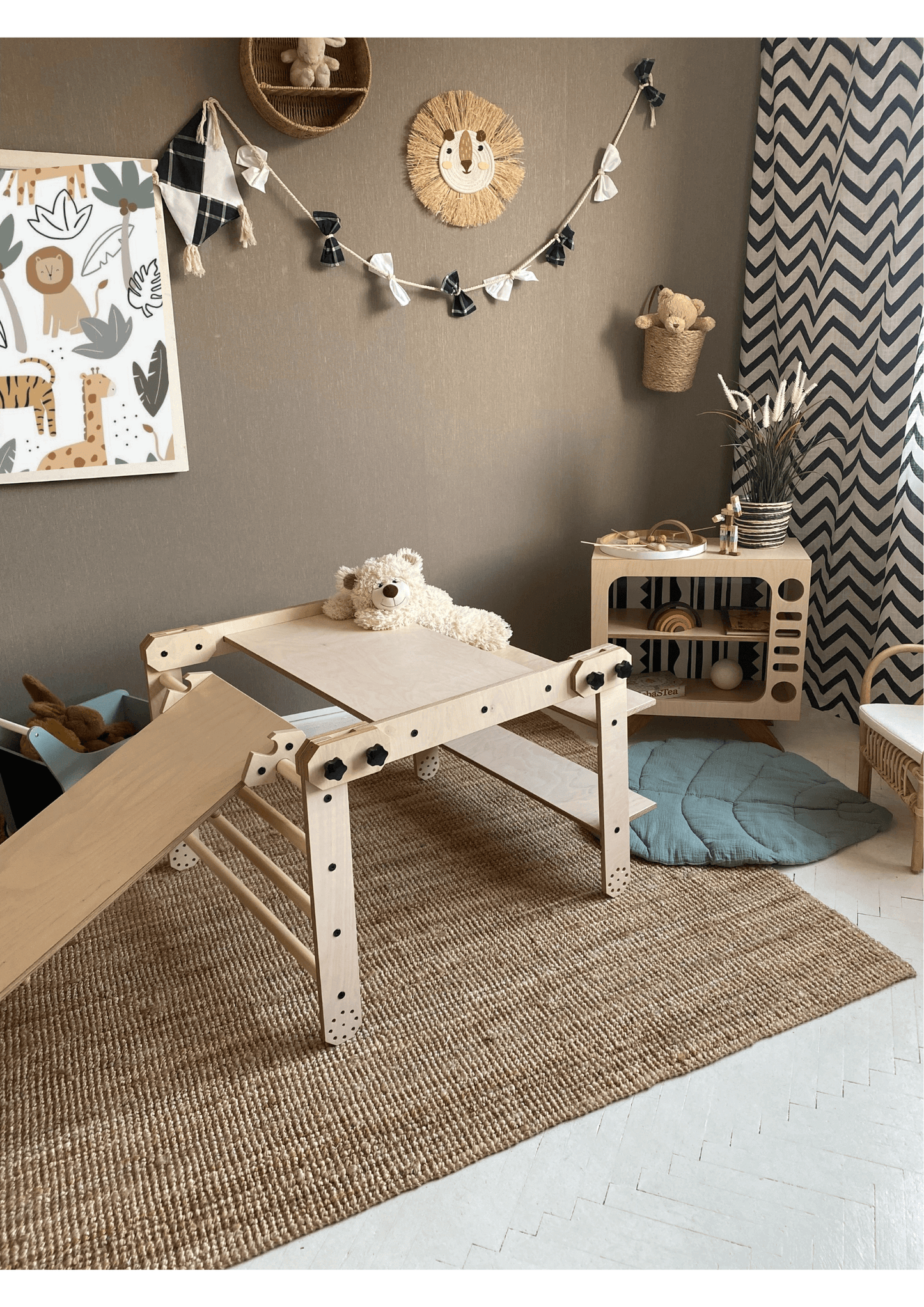 Kletterset / Klettertisch NABU im Kinderzimmer mit Kletterrampe und Spielzeug.