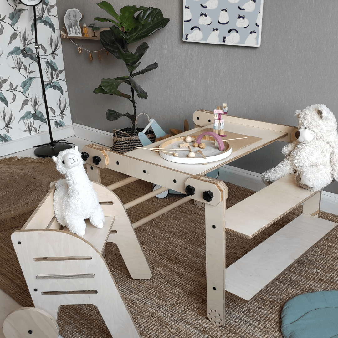 Kletterset / Klettertisch NABU mit Kindertisch und Spielzeug für kreatives Spielen und Zeichnen