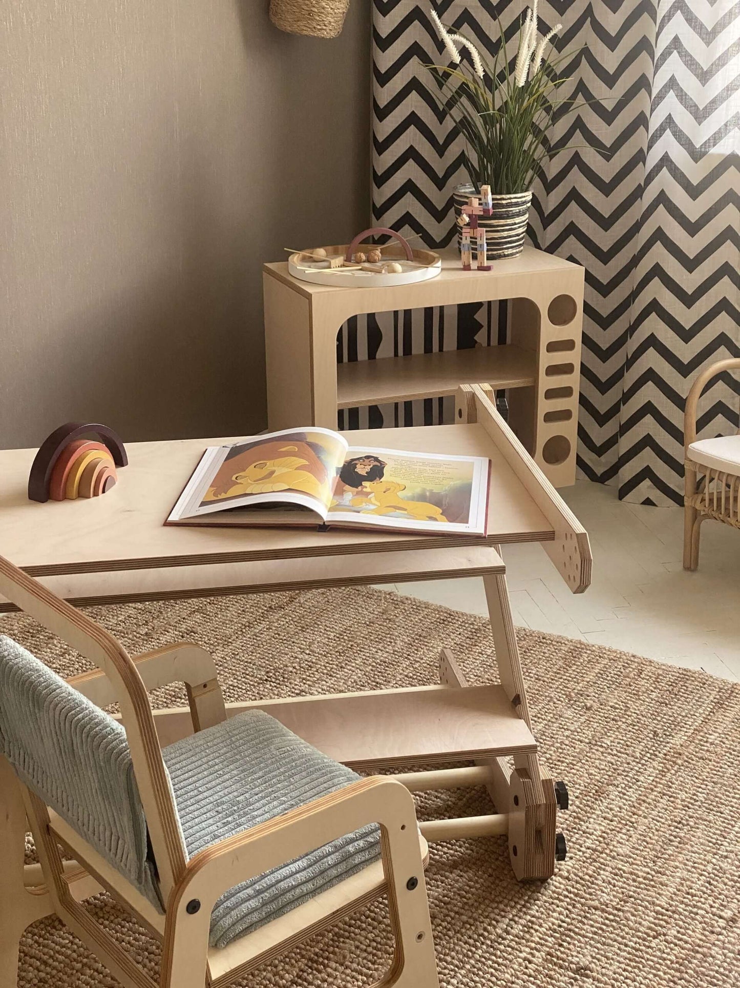 Kletterset / Klettertisch NABU im gemütlichen Kinderzimmer mit Sitzgelegenheit und Maltisch.