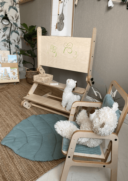 Kletterset / Klettertisch NABU als Kindertisch mit Malfläche und gemütlichen Stühlen für kreatives Spielen.