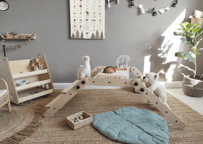 Kletterset / Klettertisch NABU in einem kreativen Spielzimmer mit Spielzeug und dekorativen Elementen.