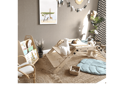 Kletterset / Klettertisch NABU in einem gemütlichen Spielzimmer mit Spielzeugen und Pflanzen.