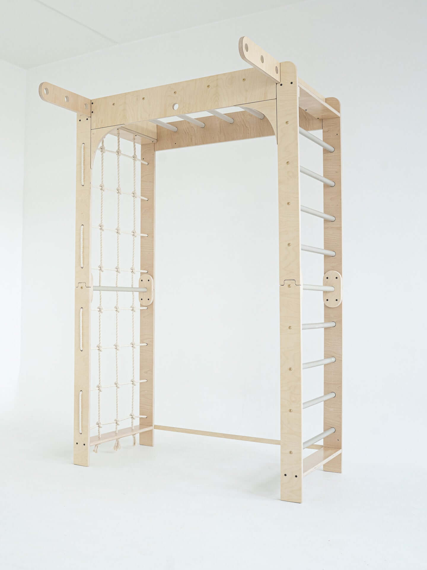 Kletterwand Klimby "Abenteurer" für Indoor Spielplatz, perfekte Sprossenwand und Boulderwand für Kinder.
