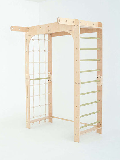 Kletterwand Klimby "Abenteurer" – die perfekte Sprossenwand für den Indoor Spielplatz für Kinder.