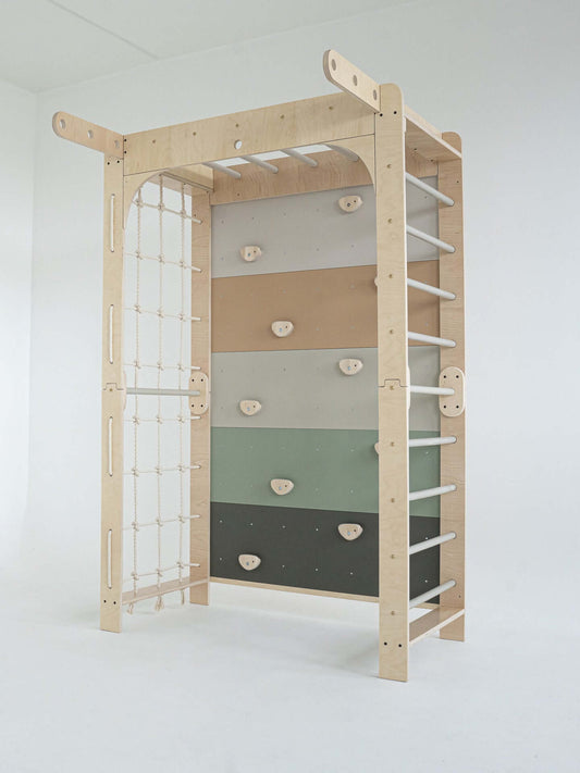 Kletterwand Klimby "Entdecker" für Kinder: farbenfrohe Boulderwand und Sprossenwand in einem Indoor Spielplatz.
