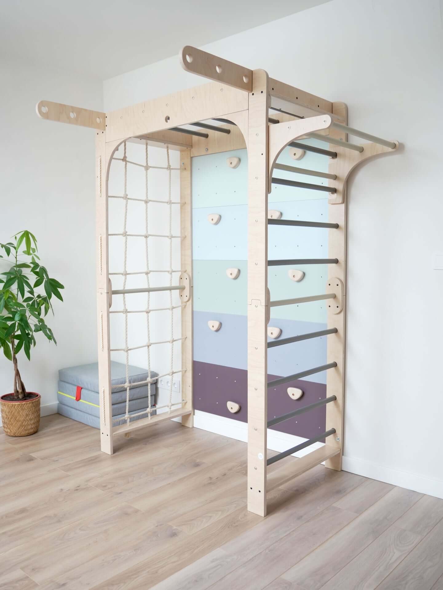 Kletterwand Klimby "Eroberer" für Kinder im Indoor Spielplatz, Sprossenwand und Boulderwand.