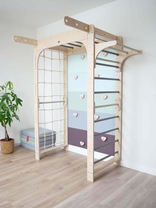 Kletterwand Klimby "Eroberer" für Kinder im Indoor Spielplatz, Sprossenwand und Boulderwand.