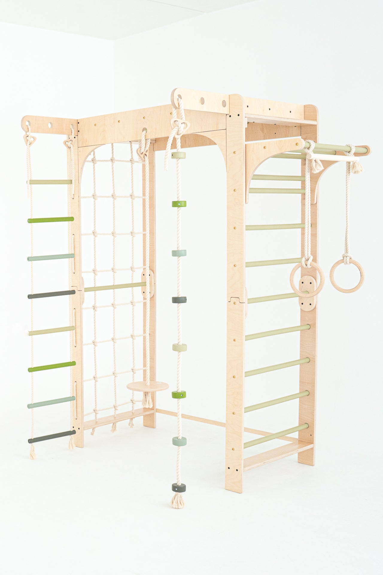 Kletterwand Klimby "Gipfelstürmer" für Indoor Spielplatz, mit Sprossenwand und Boulderwand.