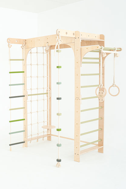 Kletterwand Klimby "Gipfelstürmer" für Indoor Spielplatz, mit Sprossenwand und Boulderwand.