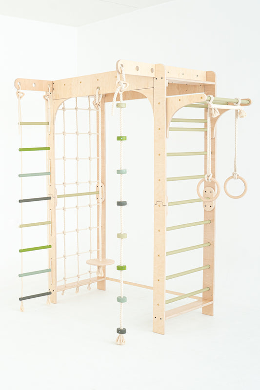 Kletterwand Klimby "Gipfelstürmer" für Indoor Spielplatz, mit Sprossenwand und Boulderwand.
