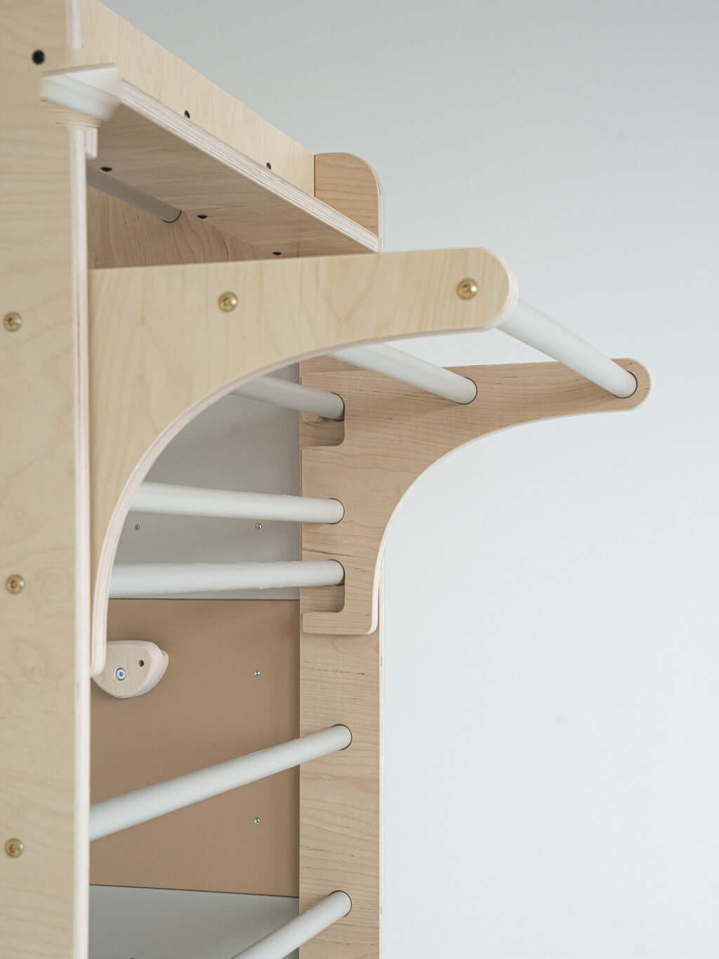 Detailansicht der Kletterwand Klimby "Kletterkönig" mit Sprossen und stabilen Griffen.