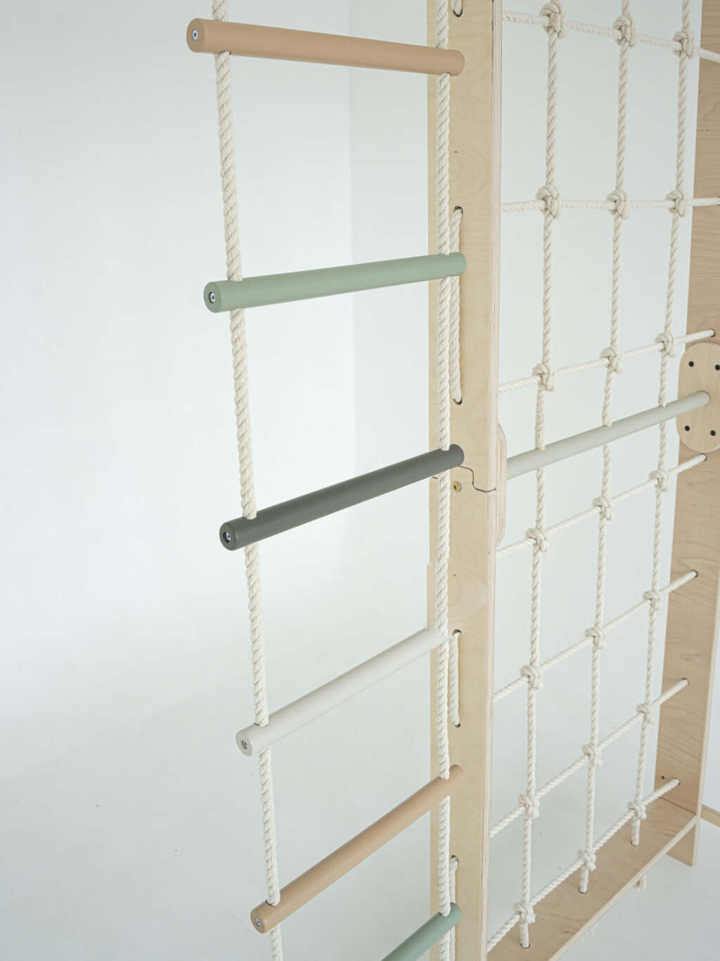 Kletterwand Klimby "Kletterkönig" mit bunten Sprossen für den Indoor Spielplatz für Kinder.