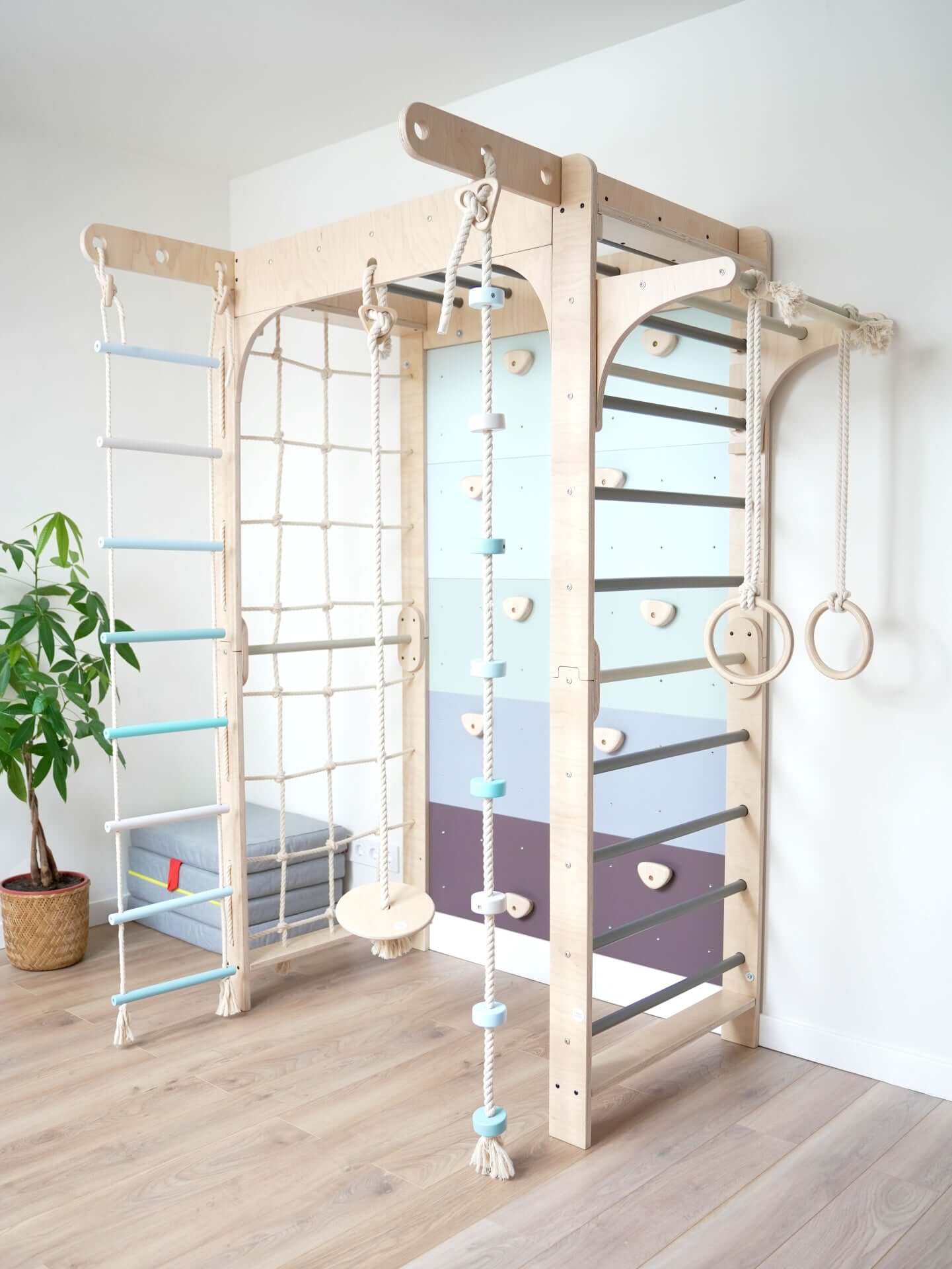 Kletterwand Klimby "Kletterkönig" - ein Indoor Spielplatz für Kinder mit Sprossenwand und Boulderwand.