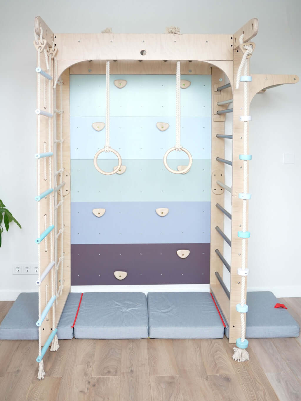 Kletterwand Klimby "Kletterkönig" für Kinder, ideal als Indoor Spielplatz, mit Sprossen und Boulderwand.