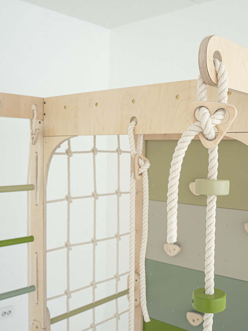 Detailansicht der Kletterwand Klimby "Kletterkönig" mit Seilen und Kletterelementen.