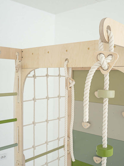 Detailansicht der Kletterwand Klimby "Kletterkönig" mit Seilen und Kletterelementen.