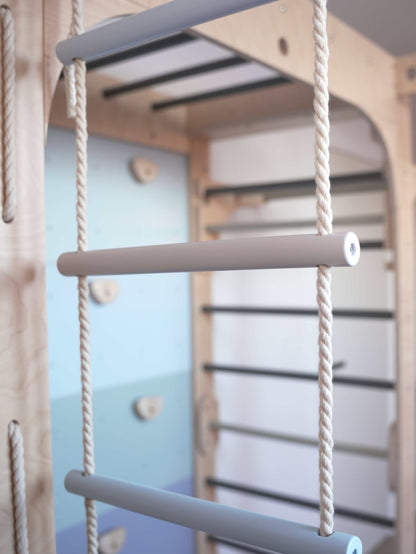 Detailaufnahme der Sprossen der Kletterwand Klimby "Kletterkönig", perfekt für den Indoor Spielplatz für Kinder.