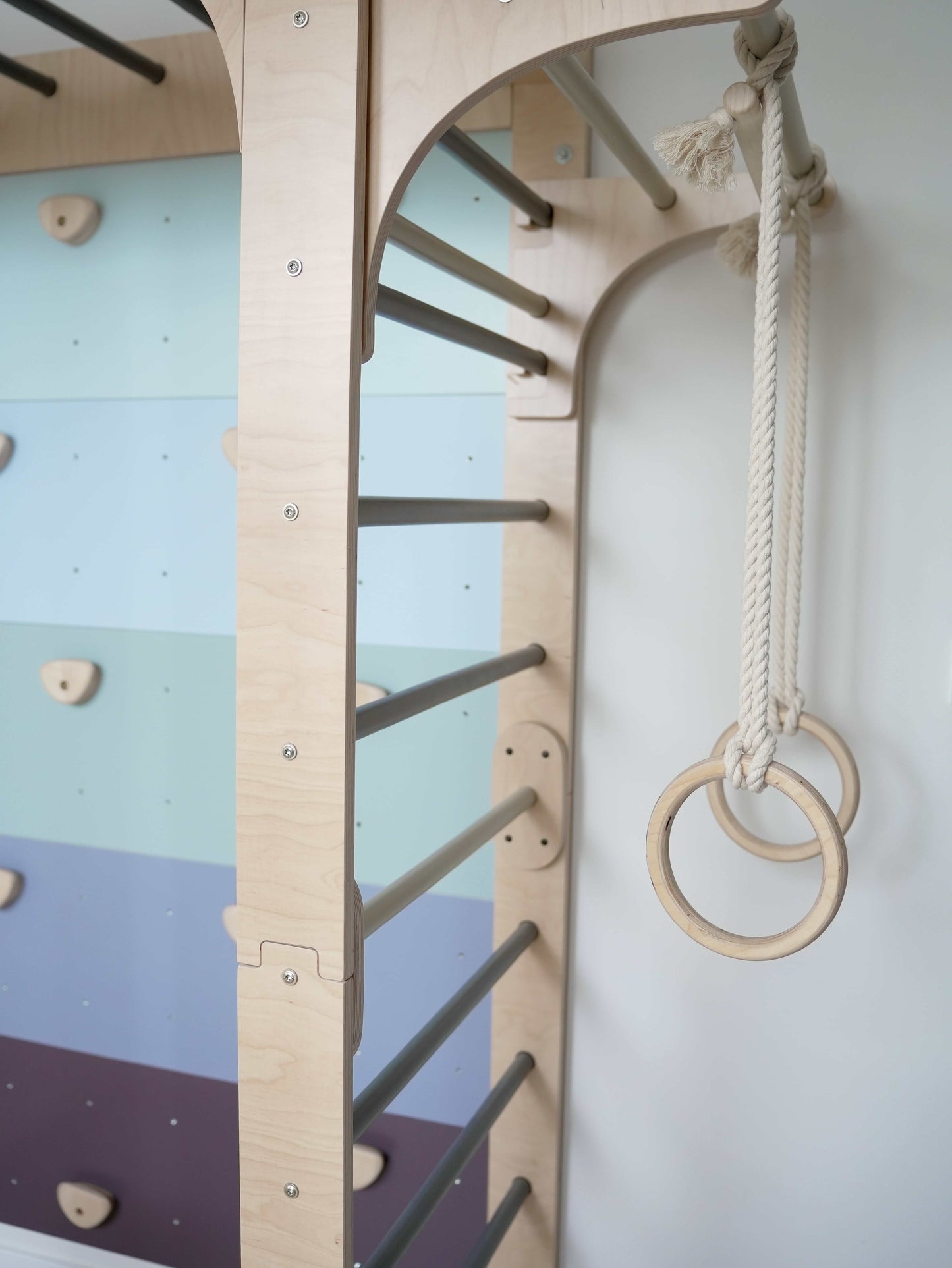 Kletterwand Klimby "Kletterkönig" mit Sprossen, Boulderwand und schwenkbaren Ringen für Kinderplay.