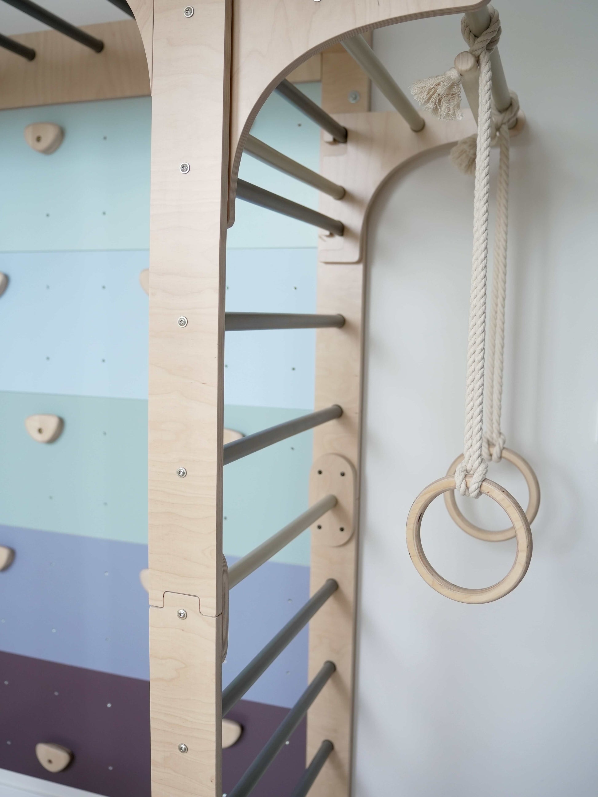 Kletterwand Klimby "Kletterkönig" mit Sprossen, Boulderwand und schwenkbaren Ringen für Kinderplay.