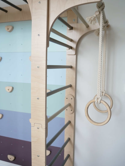 Kletterwand Klimby "Kletterkönig" mit Sprossen, Boulderwand und schwenkbaren Ringen für Kinderplay.