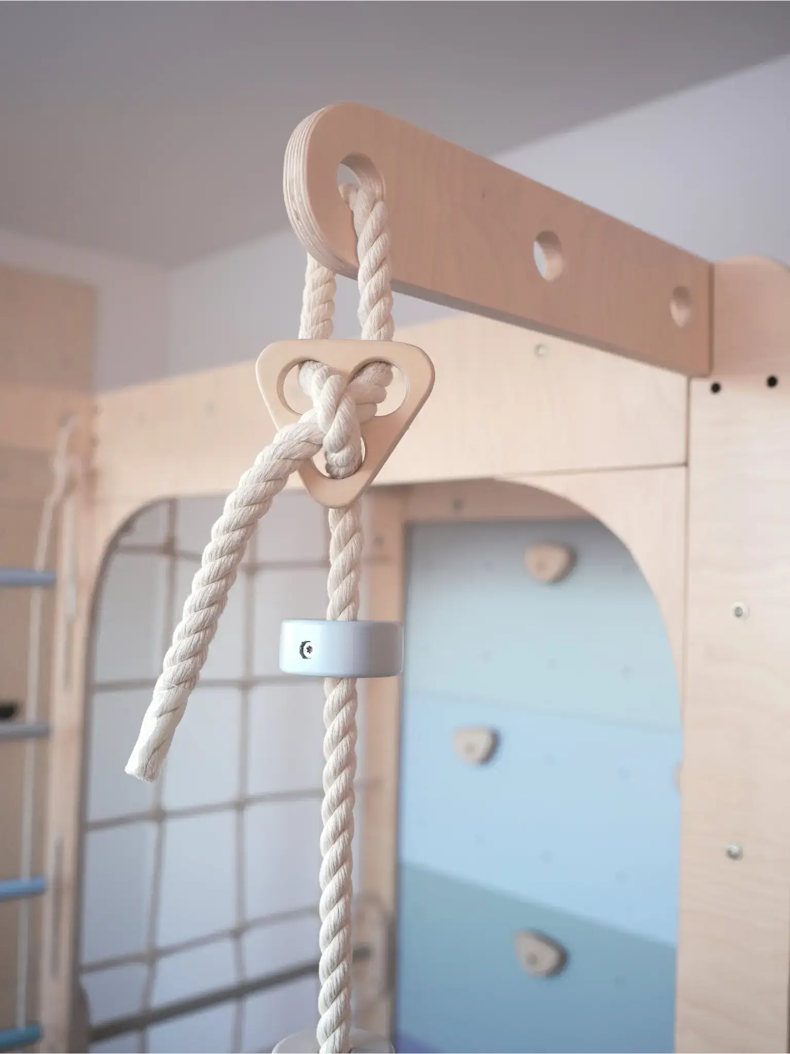 Kletterwand Klimby "Kletterkönig" mit Seil und Holzring für Abenteuer und Spielspaß im Indoor-Spielplatz.