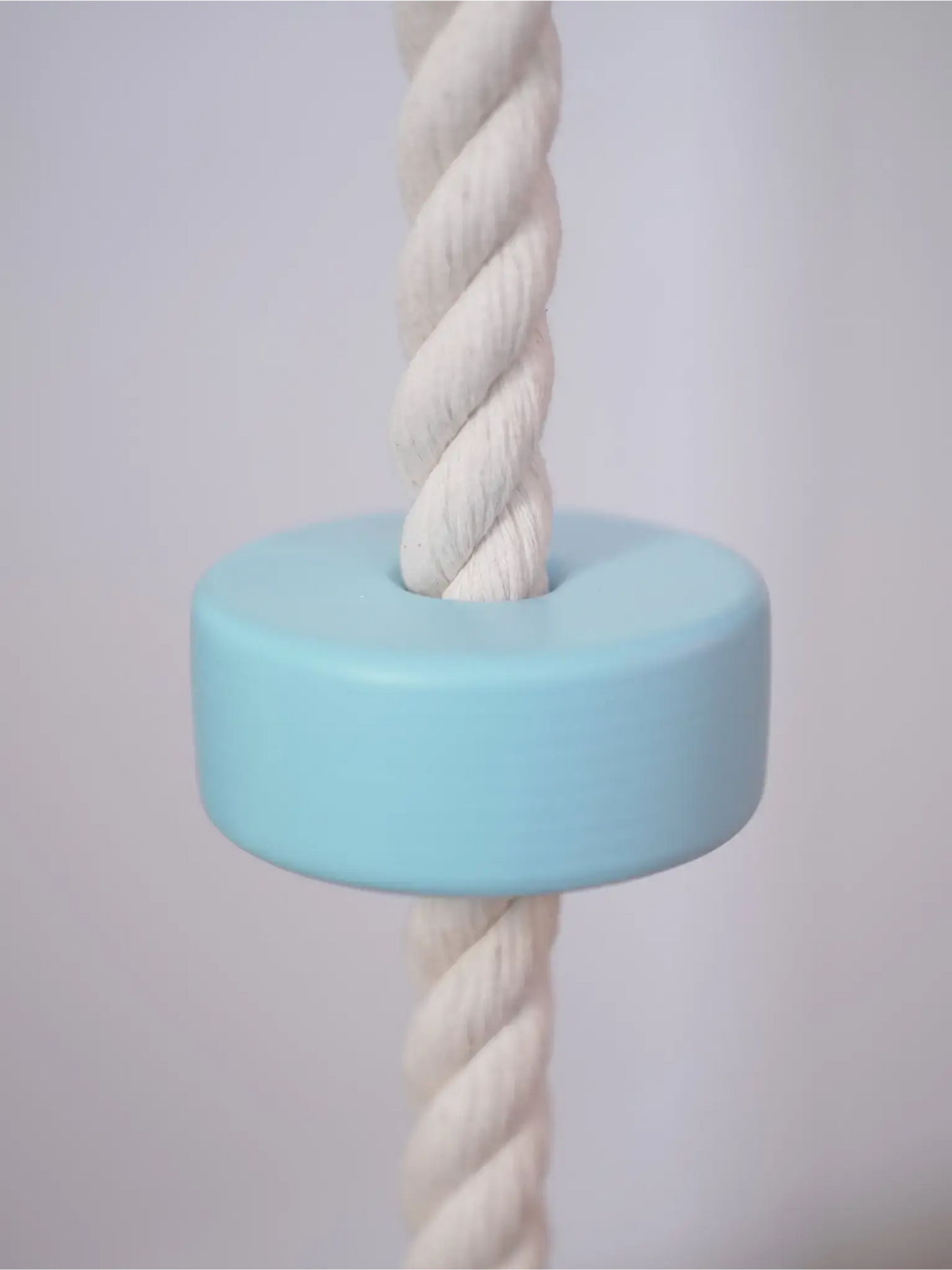 Kletterwand Klimby "Kletterkönig" mit buntem Ring an einem Seil für Spiel und Bewegung.