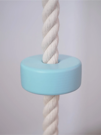 Kletterwand Klimby "Kletterkönig" mit buntem Ring an einem Seil für Spiel und Bewegung.
