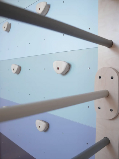 Kletterwand Klimby "Kletterkönig" mit bunten Klettergriffen und Sprossen für Kinder, ideal als Indoor Spielplatz.