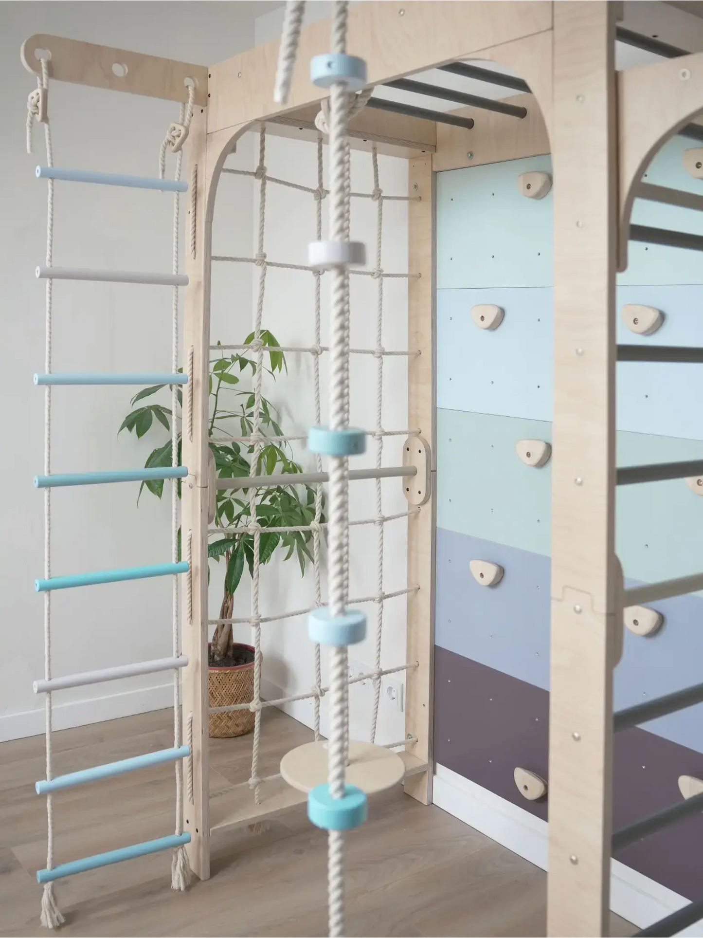 Kletterwand Klimby "Kletterkönig" mit Sprossenwand und Boulderwand für einen Indoor Spielplatz für Kinder.