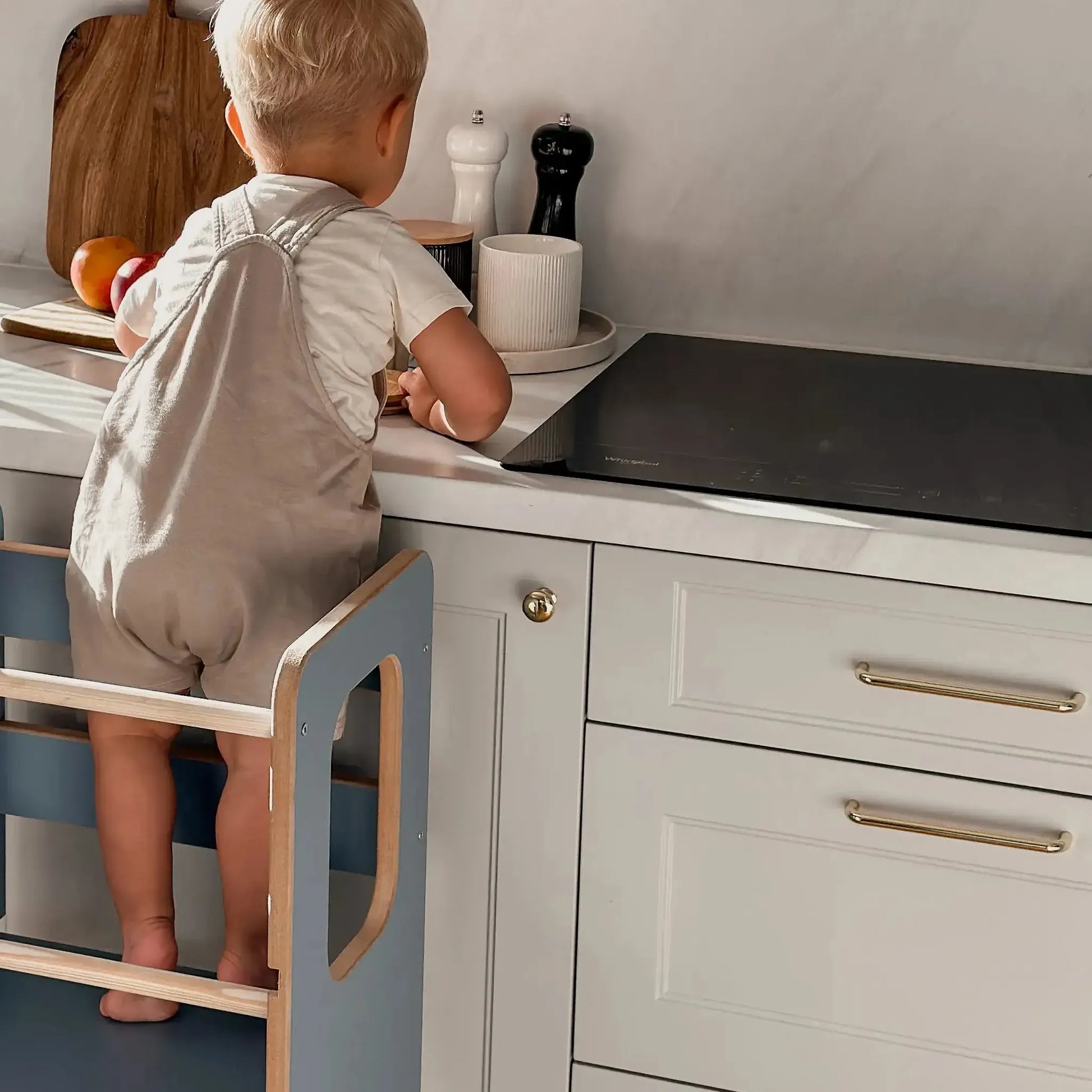 Lernturm TWINS für Geschwister & Zwillinge: Kind erreicht die Arbeitsfläche in der Küche.