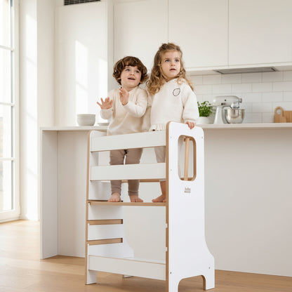 Lernturm TWINS für Geschwister & Zwillinge - zwei Kinder entdecken zusammen in der Küche.