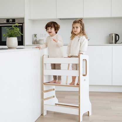 Lernturm TWINS für Geschwister & Zwillinge – Zwei Kinder entdecken gemeinsam in der Küche.