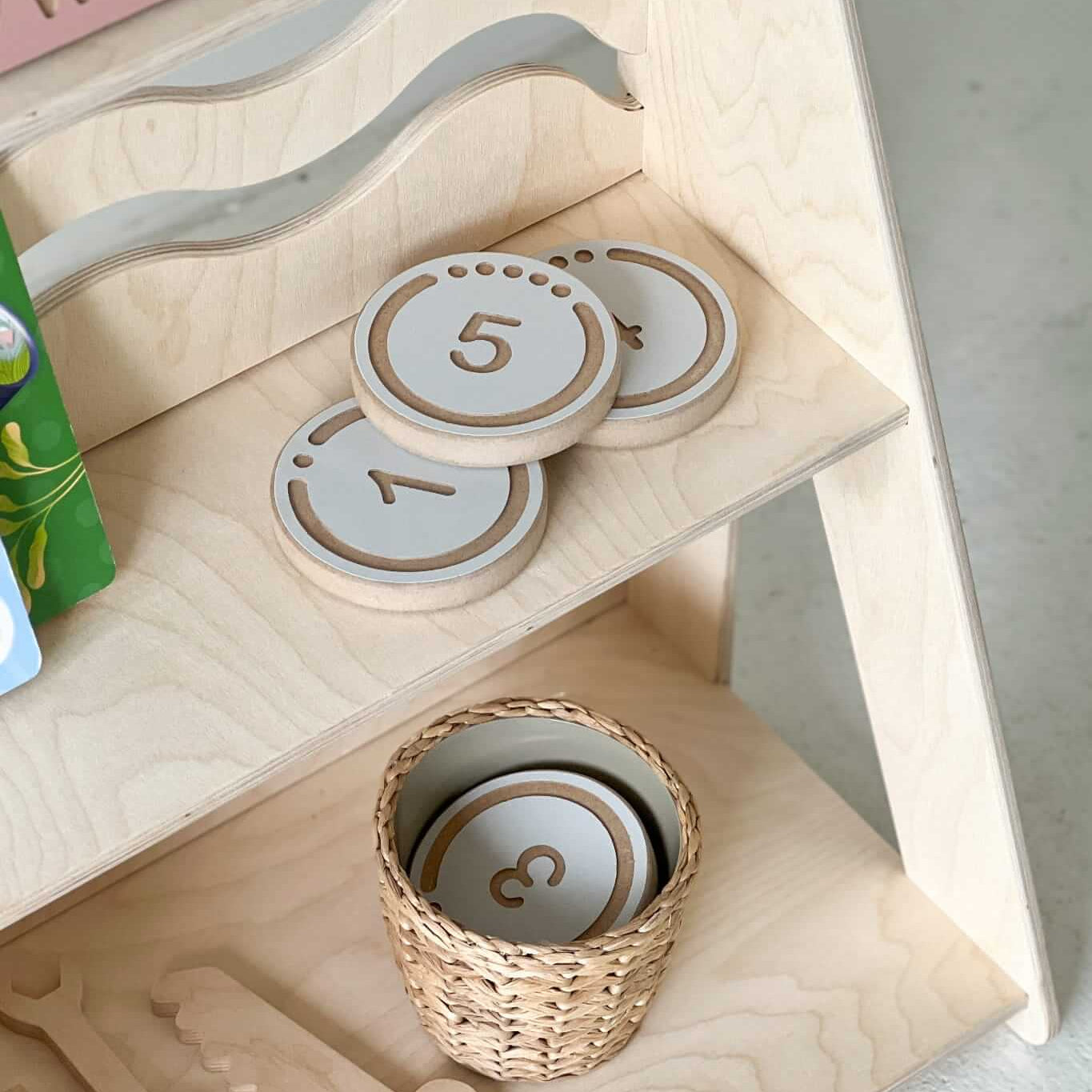 Spielzeugregal "WAVE" aus Holz, versch. Größen mit Spielzeug und Zahlenkarten auf einem Regal.