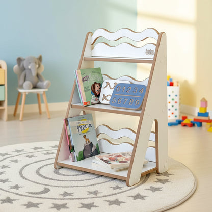 Spielzeugregal "WAVE" aus Holz, versch. Größen mit bunten Büchern und Karten auf einem hellen Hintergrund.