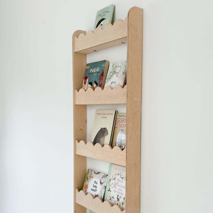 Wandregal für Bücher "Welle", versch. Größen und Farben mit Kinderbüchern in geschwungener Form.