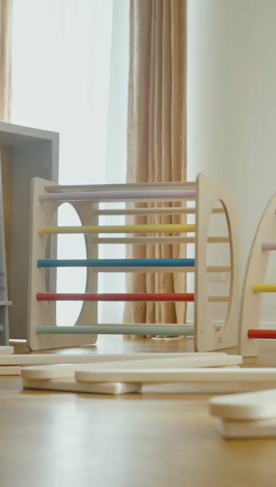 Kletterwürfel versch. Farben für Kinder, Spieltisch für die Entwicklung motorischer Fähigkeiten.