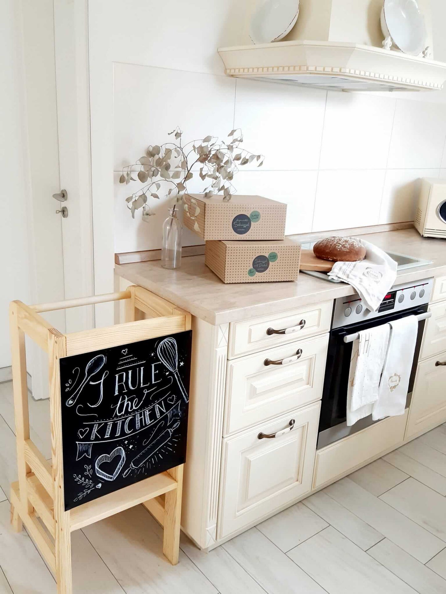 Leertoren Keukenhulp met een krijtbord voor kinderen, diverse kleuren