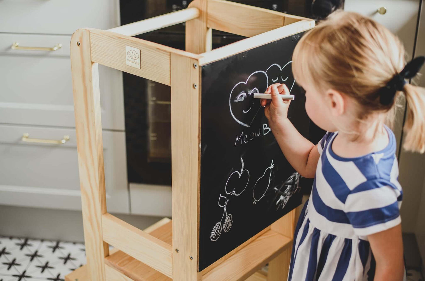 Leertoren Keukenhulp met een krijtbord voor kinderen, diverse kleuren