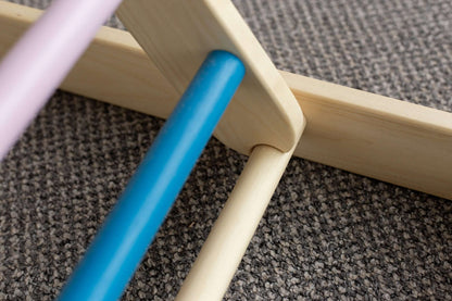 Detailansicht Kletterdreieck verstellbar für Kinder, versch. Farben, mit bunten Stangen.