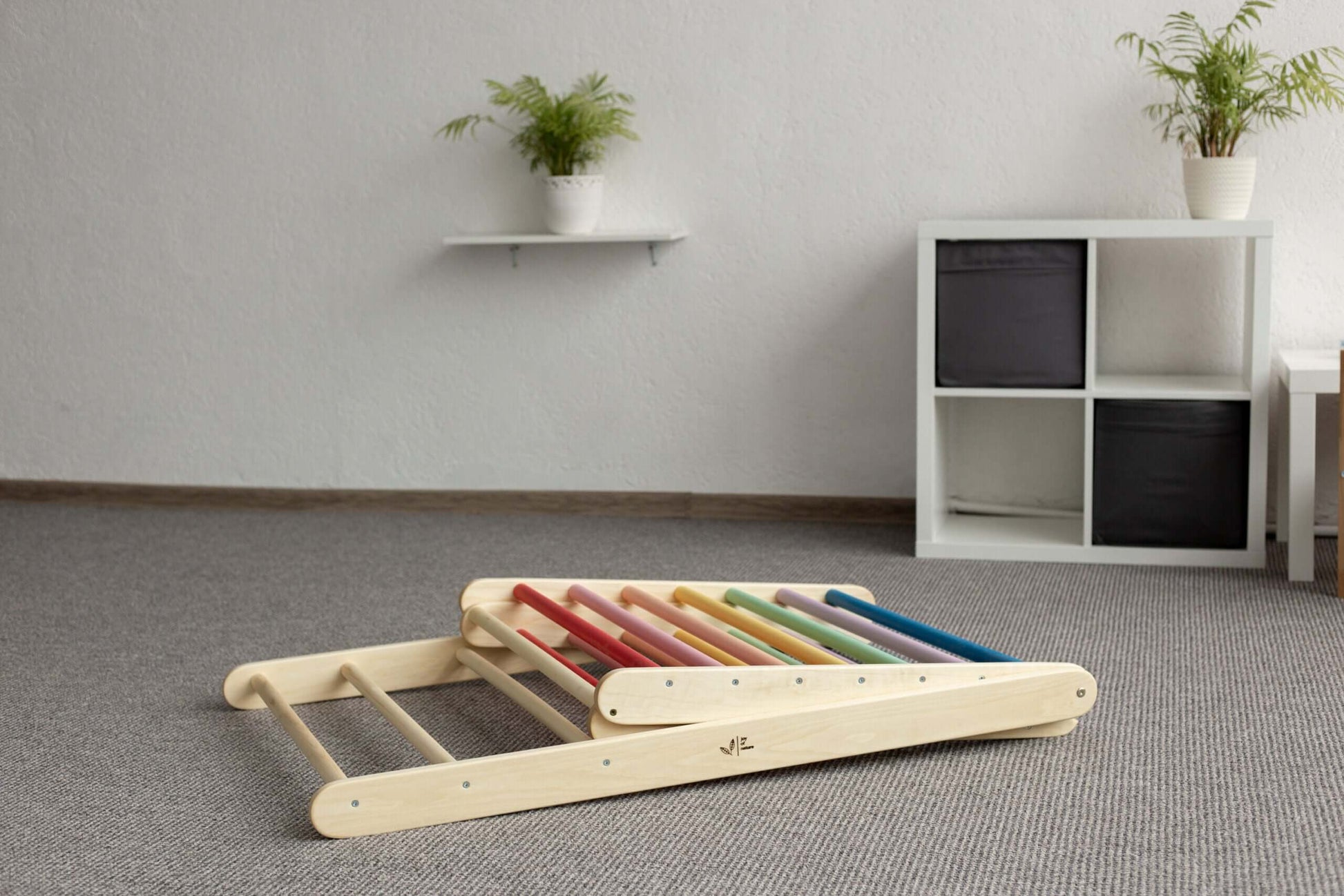 Kletterdreieck verstellbar für Kinder, versch. Farben in hellen Holzton, ideal für Kletter- und Balancierfähigkeiten.