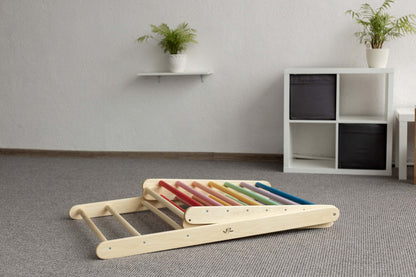 Kletterdreieck verstellbar für Kinder, versch. Farben in hellen Holzton, ideal für Kletter- und Balancierfähigkeiten.