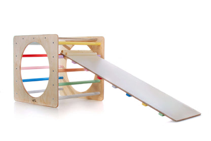 Kletterwürfel versch. Farben für Kinder mit Spieltisch und Kletterrampe aus Holz.